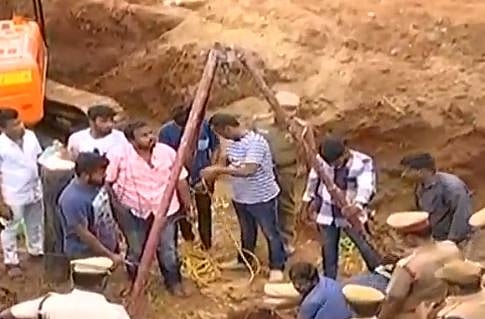 #LIVE | 4 நாள் போராட்டத்துக்கு பிறகு சுர்ஜித்தின் உடல் மீட்பு; பொதுமக்கள் அஞ்சலிக்கு பின் நல்லடக்கம்!