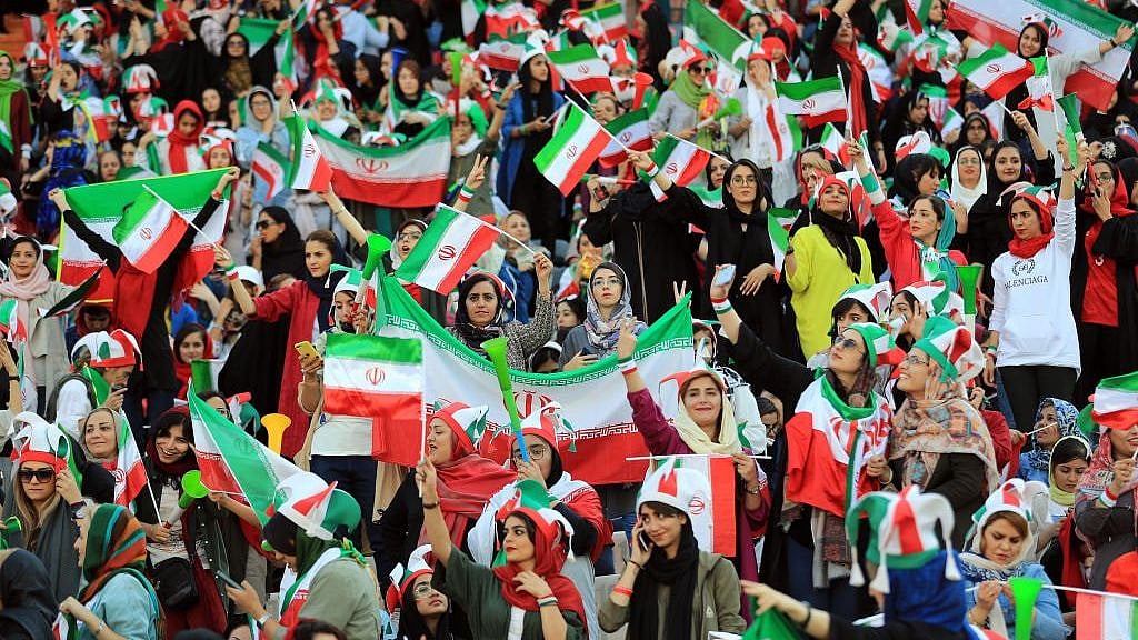 38 ஆண்டுகளுக்குப் பிறகு கிடைத்த உரிமை... கால்பந்து மைதானத்தில் குவிந்த 3,500 முஸ்லிம் பெண்கள்!