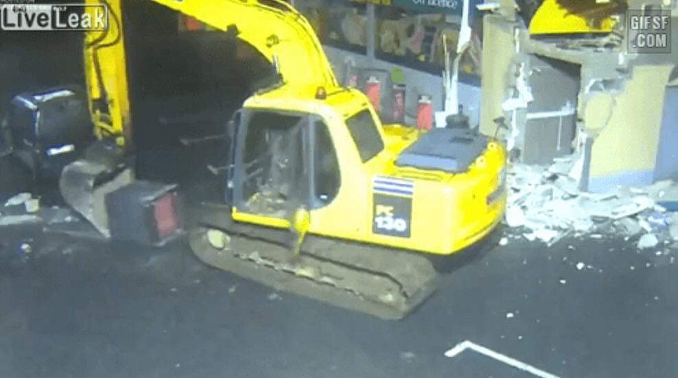 ஏ.டி.எம் இயந்திரத்தை உடைத்து பணப் பெட்டியை அலேக்காக தூக்கிச் சென்ற கொள்ளையர்கள் - வைரல் வீடியோ!