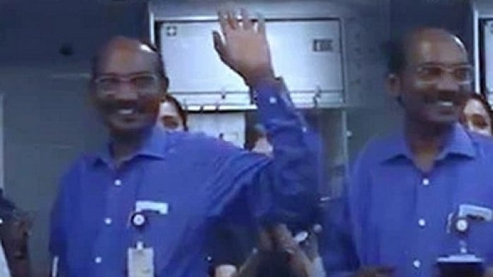 ராக்கெட் அனுப்பியவர் எகனாமி கிளாஸில் பயணம் - இஸ்ரோ சிவனை கைத்தட்டலுடன் வரவேற்ற பயணிகள் #VIRALVIDEO 
