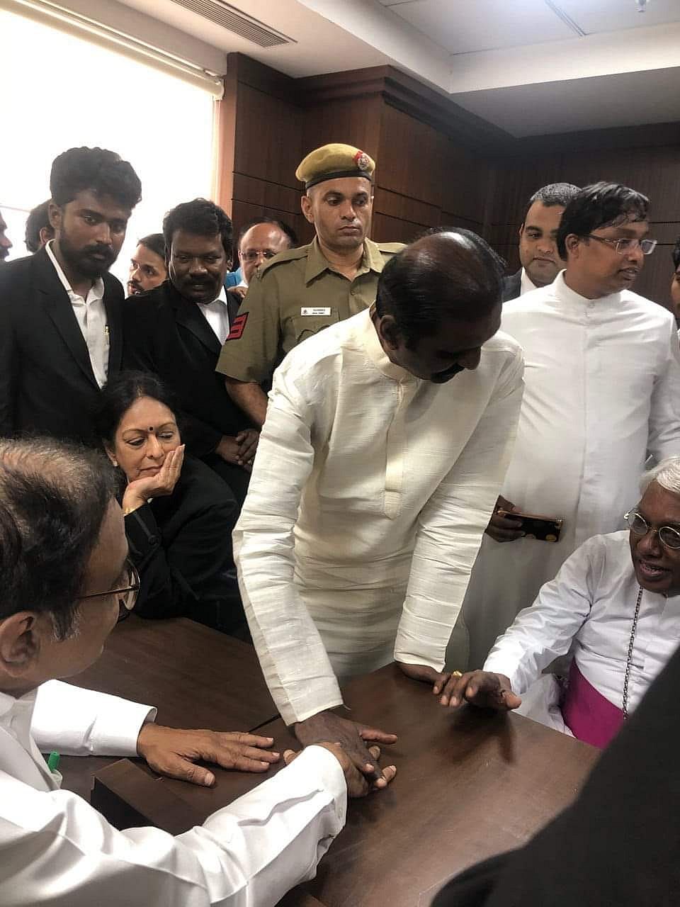 “அவரது உடல் எடை குறையலாம்; மனதிடம் குறையவில்லை” - ப.சிதம்பரத்தைச் சந்தித்த பின் கவிஞர் வைரமுத்து பேட்டி!