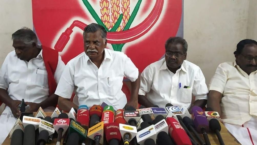 பழைய கடனுக்காக விவசாயிகளின் காப்பீட்டு தொகையில் கை வைவைப்பதா? வங்கிகளுக்கு இரா.முத்தரசன் கண்டனம்!