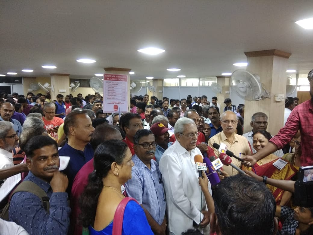 தொடங்கியது வங்கி ஊழியர்கள் ஸ்டிரைக்: முடங்கியது வங்கி சேவை - பணப்பரிமாற்றம் செய்யமுடியாமல் மக்கள் தவிப்பு