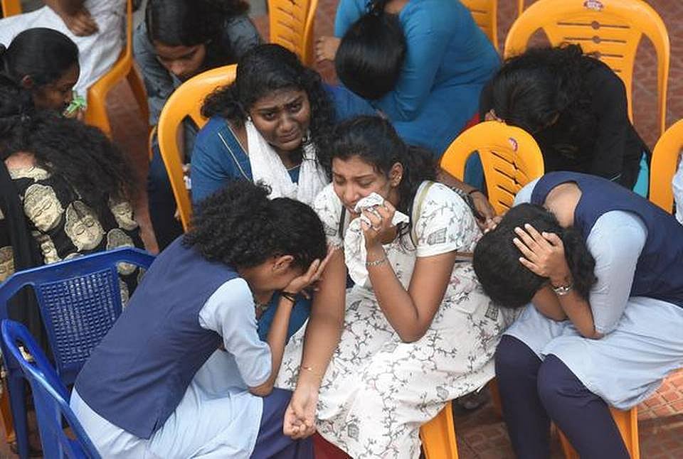 உயிரிழந்த மாணவியுடன் படிக்கும் மாணவிகள்