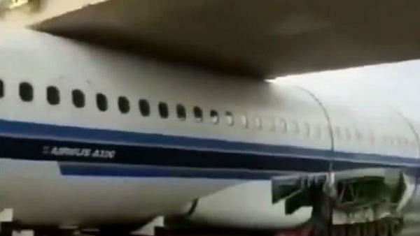 சீனாவில் மேம்பாலத்தின் அடியில் சிக்கிய விமானம் : காப்பாற்றப் போராடும் ஊழியர்கள் - என்ன நடந்தது? (Video