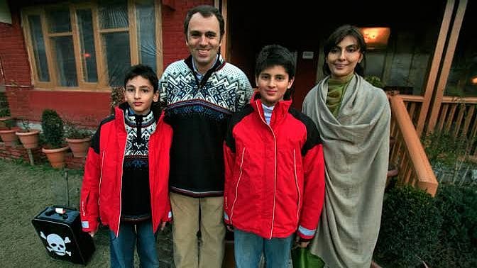 வீட்டுச்சிறையில் அடைக்கப்பட்ட உமர் அப்துல்லாவை 68 நாட்களுக்குப் பிறகு  சந்தித்த அவரது மகன்கள்! 