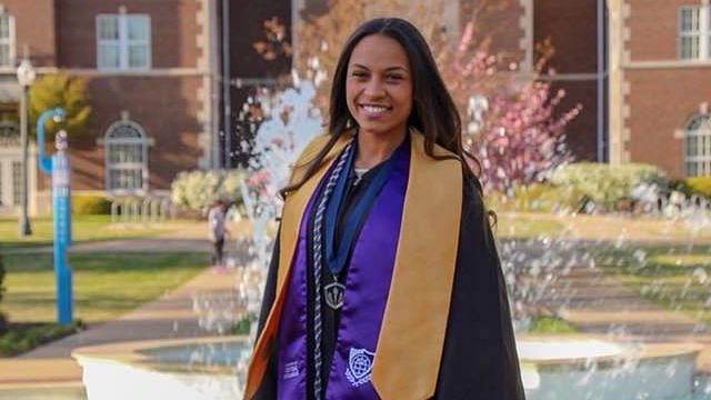 இறந்துபோன தந்தையின் மொபைல்போனில் வந்த ‘இன்ப அதிர்ச்சி’ தகவல்: நெகிழ்ந்து போன மகள் - வைரல் பதிவு!