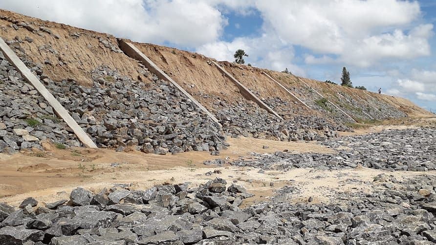 அடுத்த வாரம் முதல்வர் திறக்க இருந்த தடுப்பணை மழையால் சேதம் : டெண்டர் ஊழலால் அபாயத்தில் மக்கள் உயிர் !