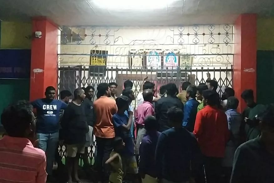 பிகில் படத்துக்கு அதிக கட்டணம் வசூலித்த திரையரங்கம்-தர்ணா செய்து கூடுதல் தொகையை திரும்பப் பெற்ற ரசிகர்கள்