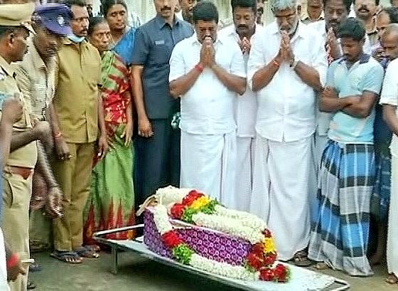 நல்லடக்கம் செய்யப்பட்டது குழந்தை சுர்ஜித்தின் உடல்; கண்ணீர் ததும்ப பொதுமக்கள் அஞ்சலி!