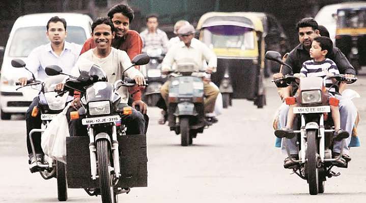 “தலைக்கவசம் வாகன ஓட்டிகளுக்கா? பெட்ரோல் டேங்குகளுக்கா?” - உயர்நீதிமன்ற நீதிபதிகள் கடும் அதிருப்தி!