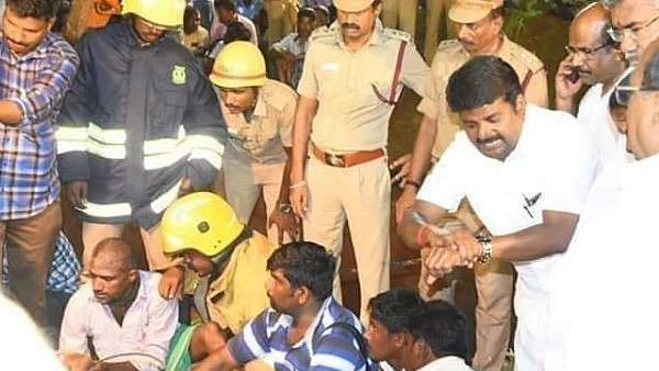 ’இனி நீ கடவுளின் குழந்தை’ : சுர்ஜித்துக்காக உருகிய அமைச்சர் விஜயபாஸ்கர்... கொந்தளிக்கும் மக்கள் !