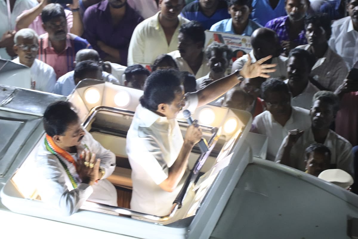 எடப்பாடி பழனிசாமிக்கும், புதுச்சேரி நாராயணசாமிக்கும் என்ன வித்தியாசம் தெரியுமா? - மு.க ஸ்டாலின் ’பளீர்’ !