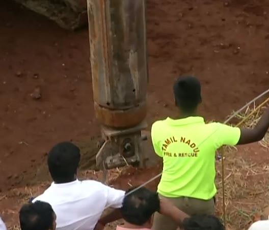 #LIVE | 4 நாள் போராட்டத்துக்கு பிறகு சுர்ஜித்தின் உடல் மீட்பு; பொதுமக்கள் அஞ்சலிக்கு பின் நல்லடக்கம்!