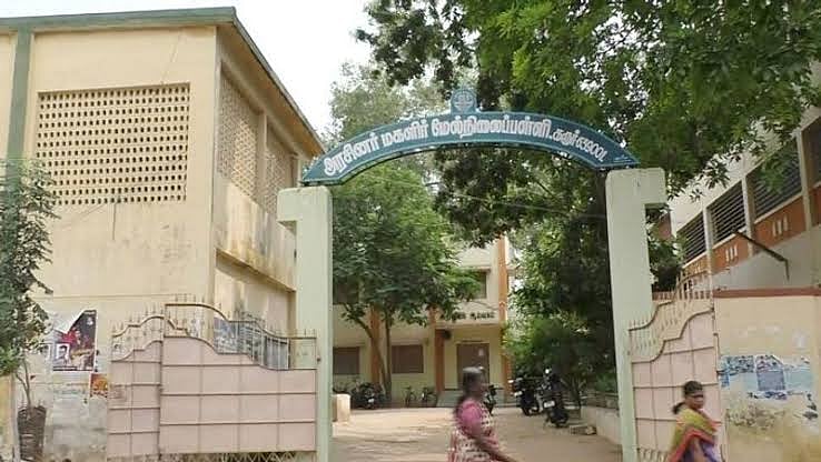 “அமைச்சர் தலையீட்டால் அவசரமாக இறுதிச்சடங்கு நடந்தது ஏன்? ” : கரூர் அரசு பள்ளி மாணவி மரணத்தில் மர்மம்!