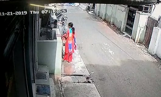 உறவினர்கள் வீட்டை நோட்டமிட்டு தொடர் கொள்ளையில் ஈடுபட்ட காதல் ஜோடி... காட்டிக்கொடுத்த சிசிடிவி கேமரா!