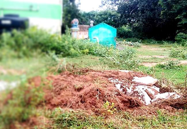 கஜா புயல் நிவாரணமாக வந்த அரிசி மூட்டைகளை குழிக்குள் பதுக்கி வைத்த அதிகாரிகள் - 500 கிலோ அரிசி வீணான அவலம்