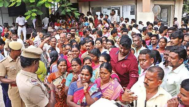 அதிகரிக்கும் வேலையில்லா திண்டாட்டம் : துப்புரவு பணியாளர் வேலைக்கு பொறியியல் பட்டதாரிகள் விண்ணப்பம்!