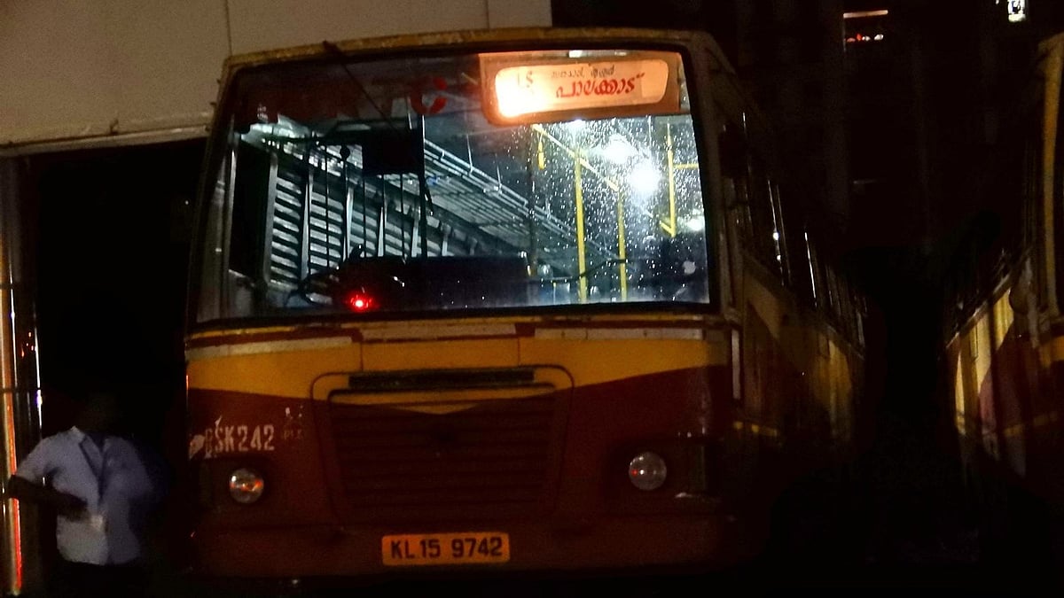 நள்ளிரவில் இளம் பெண்ணுக்கு பாதுகாப்பாக காத்திருந்த அரசு பேருந்து: நெகிழ வைத்த ஓட்டுநர், நடத்துநரின் செயல்