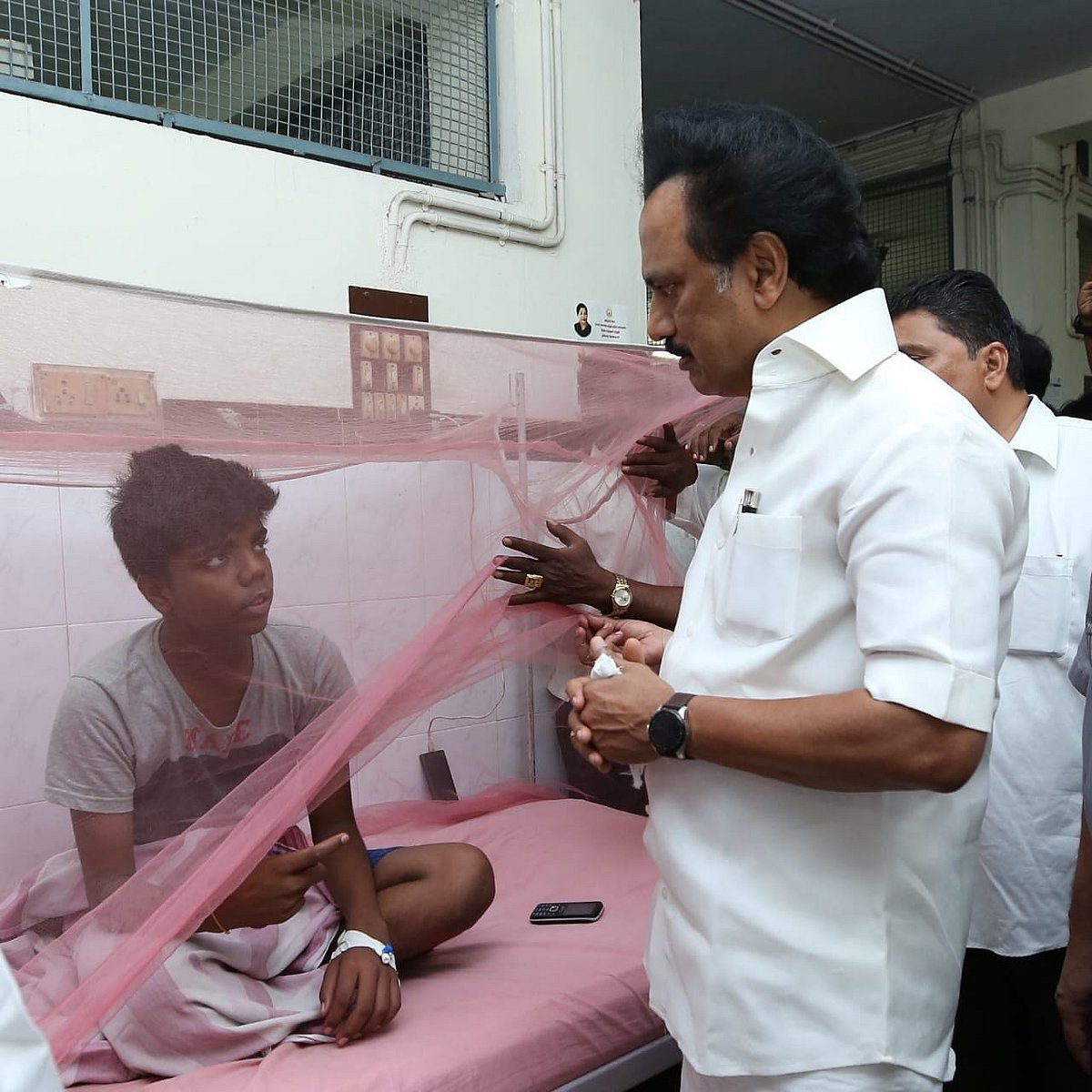 கொளத்தூர் தொகுதி மக்களுக்கு பல்வேறு நலத்திட்ட உதவிகள் செய்த மு.க.ஸ்டாலின்! #Photostory