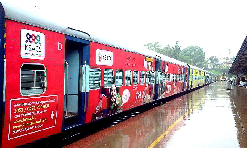 ’ரயில் நிலையங்களில் உள்ள விளம்பர பலகைகளை நீக்குங்கள்’ : அதிரடி உத்தரவிட்ட நீதிபதிகள்
