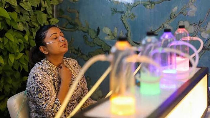 சுத்தமான காற்றை சுவாசிக்க கட்டணம் - டெல்லியில் வரவேற்பு பெறும் ‘ஆக்சிஜன் பார்’!