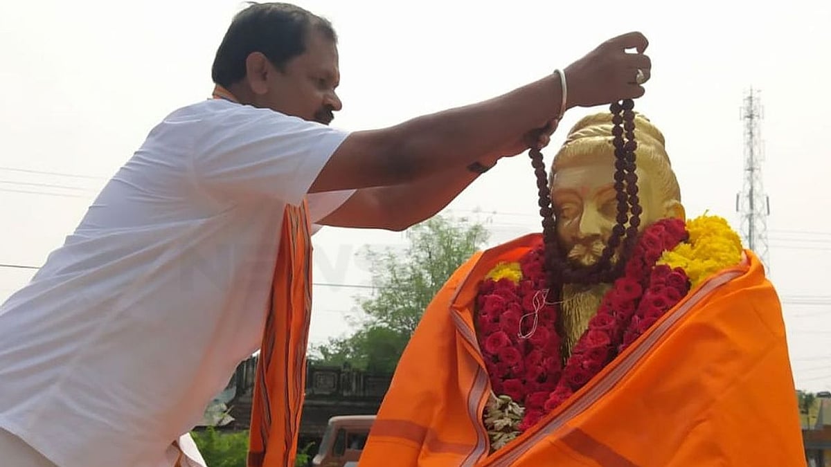 திருவள்ளுவர் சிலைக்கு காவி துண்டு, ருத்ராட்ச மாலை அணிவித்த அர்ஜூன் சம்பத் கைது!