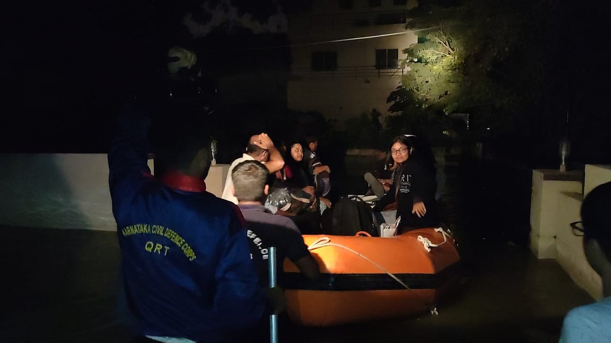 திடீரென ஏரிக்கரை உடைந்து வெள்ளக்காடான பெங்களூரு - நூற்றுக்கணக்கான வீடுகள் பாதிப்பு!