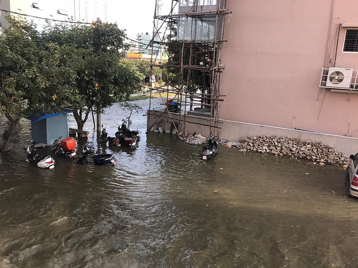திடீரென ஏரிக்கரை உடைந்து வெள்ளக்காடான பெங்களூரு - நூற்றுக்கணக்கான வீடுகள் பாதிப்பு!