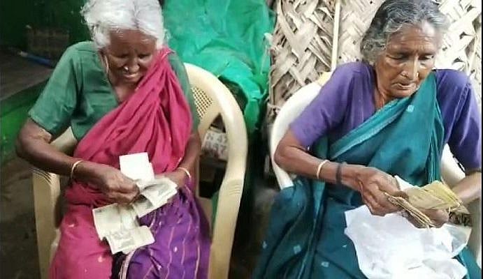 “பணமதிப்பிழப்பு செய்யப்பட்டது தெரியாது” : பழைய 500, 1000 ரூபாய் நோட்டுகளை சேமித்து வைத்த மூதாட்டிகள்!