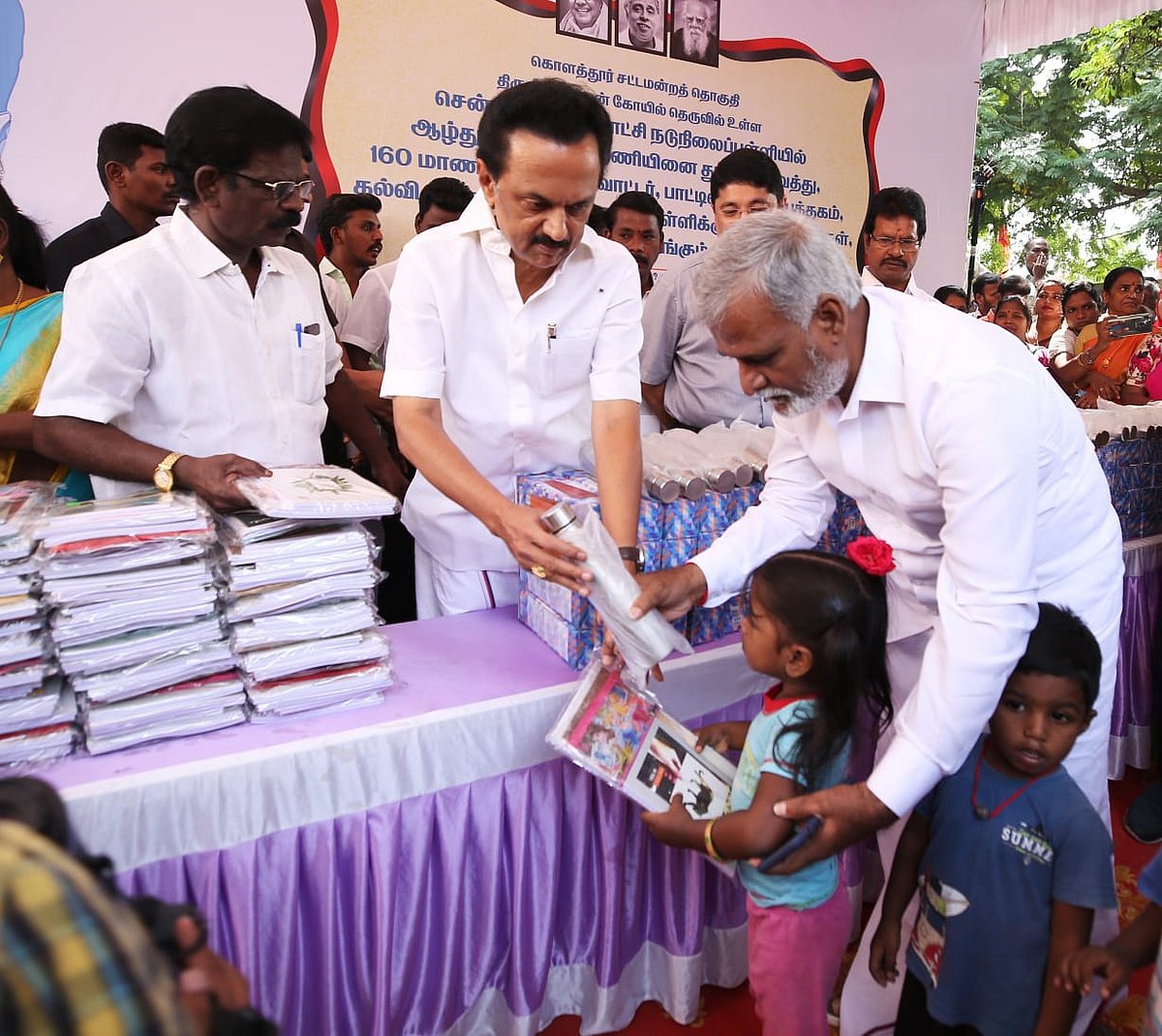 கொளத்தூர் தொகுதி மக்களுக்கு பல்வேறு நலத்திட்ட உதவிகள் செய்த மு.க.ஸ்டாலின்! #Photostory