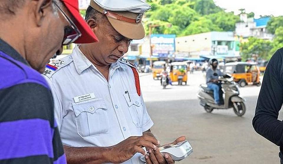 டிராஃபிக் அபராத ரசீதில் இருந்து தமிழ் மொழியை நீக்கி இந்தியை திணித்த பாஜக அரசு; சிரம் சாய்த்த அதிமுக அரசு!