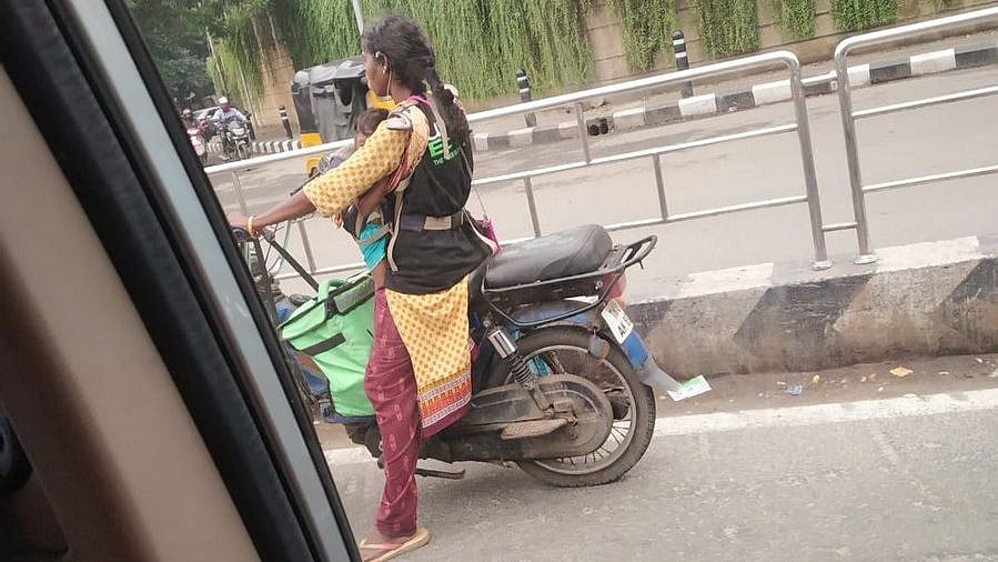 “குழந்தையை நெஞ்சில் சுமந்து உலகை சுற்றிக் காட்டுவதாக உணர்கிறேன்”: Uber Eats டெலிவரி பெண் நெகிழ்ச்சி!