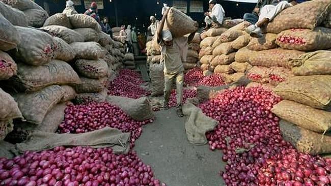 கல்லாப் பெட்டியை விட்டுவிட்டு வெங்காய மூட்டையை திருடிச் சென்ற கொள்ளையர்கள்- விலை உயர்வு செய்யும் வினோதம் 