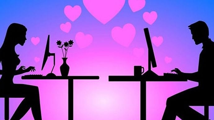 இரண்டு பெயரில் பேஸ்புக்கில் காதலித்த மலேசிய பெண்- தேனி வாலிபர் சிக்காததால் கூலிப்படையை ஏவி கொல்ல முயற்சி!