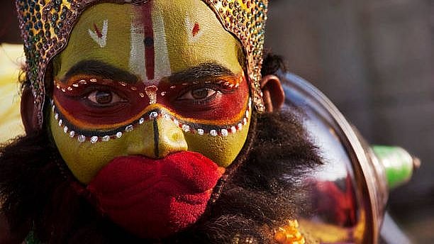 பிழைப்பிற்காக ஆஞ்சநேயர் வேடமணிந்த முஸ்லிம் இளைஞரைத் தாக்கி போலிஸில் ஒப்படைத்த இந்துத்வா கும்பல்!