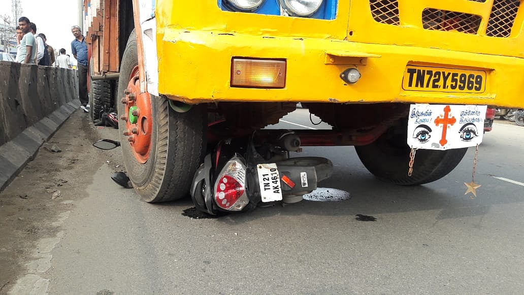 இளம்பெண் படுகாயம் : லாரி டிரைவர் மீது மட்டும் வழக்கு... அதிமுக பிரமுகரை காப்பாற்ற நினைக்கிறதா காவல்துறை?