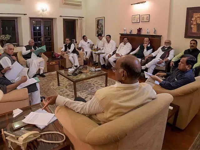 மராட்டிய அரசியல்: ‘ட்விஸ்ட்’ வைத்த சரத் பவார்... அவசர அவசரமாக இறுதி செய்யப்பட்ட கூட்டணி - பின்னணி என்ன?