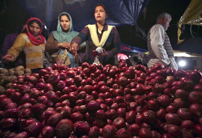 தொடர்ந்து அதிகரிக்கும் வெங்காய விலை : டெல்லி நிலை விரைவில் தமிழகத்துக்கும் வருமா ? - மக்கள் அச்சம்