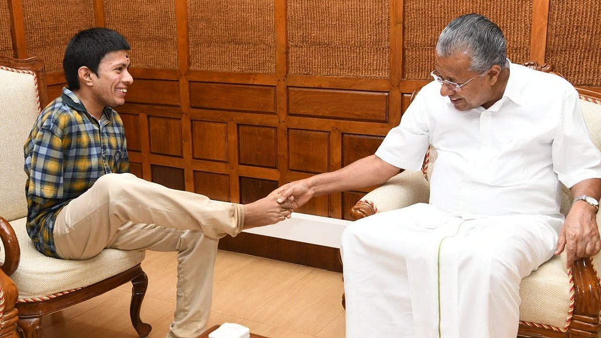 ’கை’யில்லை - நம்பிக்’கை’ உண்டு: கால்களால் உழைத்து நிதியுதவி செய்த மாற்றுதிறனாளி - நெகிழ்ந்த கேரள முதல்வர்