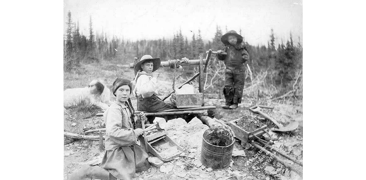 டைம் ட்ராவல் செய்து வந்துள்ளாரா கிரேட்டா தன்பெர்க்? - வைரலாகும் 120 ஆண்டுகளுக்கு முந்தைய புகைப்படம்!