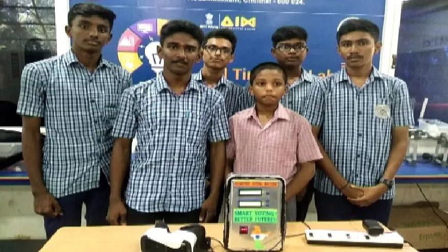 இருக்கும் இடத்திலிருந்தே கைரேகை மூலம் வாக்களிக்கும் இயந்திரம்:அரசுப்பள்ளி மாணவர்களை கௌரவிக்கும் ஜனாதிபதி!