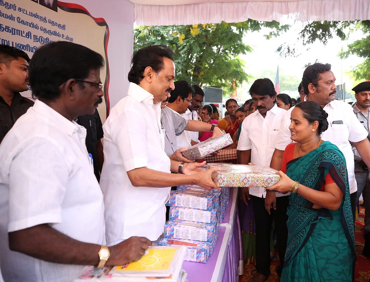 கொளத்தூர் தொகுதி மக்களுக்கு பல்வேறு நலத்திட்ட உதவிகள் செய்த மு.க.ஸ்டாலின்! #Photostory