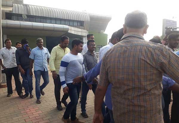 30 கிலோ தங்கத்தைக் கடத்தி வந்த 150 பேர்... திருச்சி ஏர்போர்ட்டில் ‘ஸ்கெட்ச்’ போட்டு பிடித்த அதிகாரிகள்!