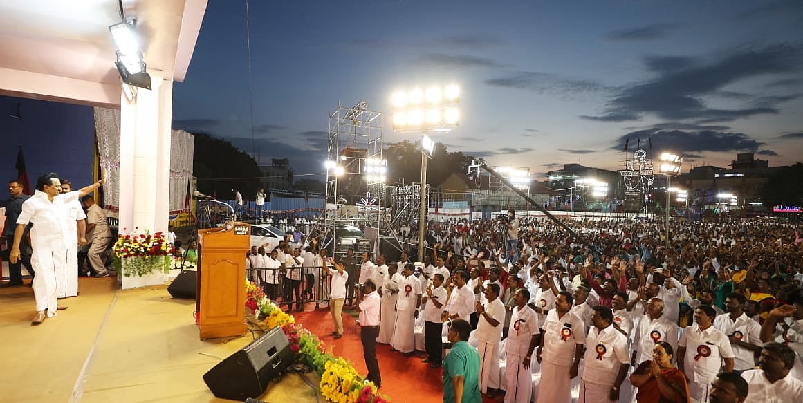 #LIVE “ஓ.பி.எஸ்ஸுக்கு ஊழல் மகன் பட்டமே பொருத்தம்” - தீர்மான விளக்கப் பொதுக்கூட்டத்தில் மு.க.ஸ்டாலின்!