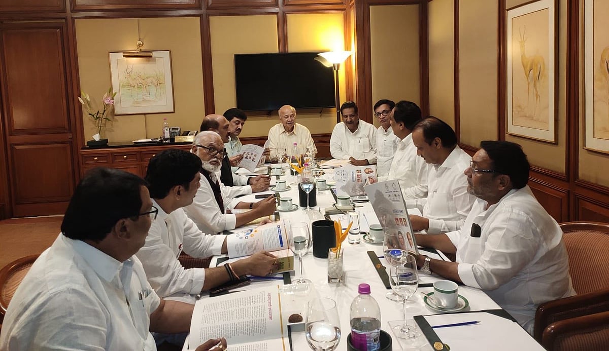 13-11-2019 : தேசியவாத காங்கிரஸ் - காங்கிரஸ் தலைவர்களிடையே நடைபெற்ற ஆலோசனைக் கூட்டம்.