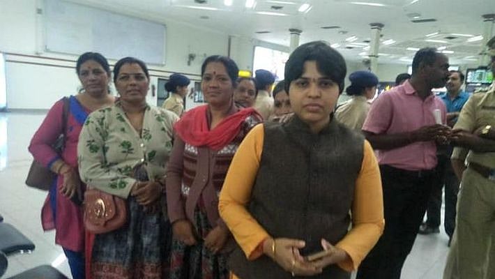 சபரிமலைக்கு செல்ல வந்த திருப்தி தேசாய் ஆதரவாளர் மீது பா.ஜ.கவினர் மிளகாய்ப்பொடி வீசி தாக்குதல்!