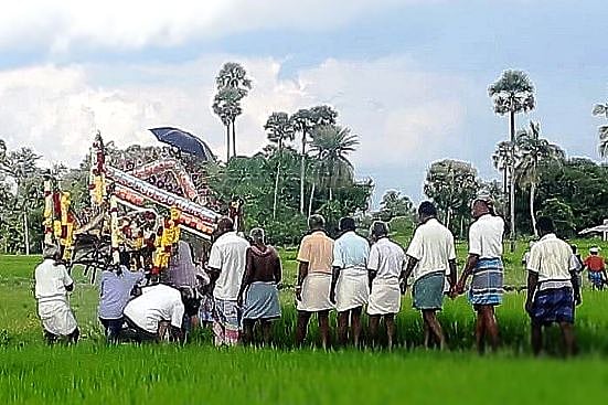 “விவசாய நிலத்தில்தான் சடலத்தை எடுத்துச் செல்கிறோம்”: மயான பாதையின்றி 100 ஆண்டாக தவிக்கும் கிராம மக்கள்!