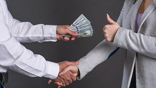 கழிவுநீர் இணைப்பிற்கு லஞ்சம் கேட்ட பெண் பொறியாளர் : பொறி வைத்து பிடித்த லஞ்ச ஒழிப்பு போலிஸார்!