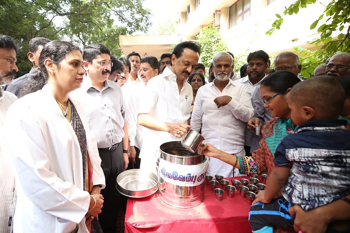 கொளத்தூர் தொகுதி மக்களுக்கு பல்வேறு நலத்திட்ட உதவிகள் செய்த மு.க.ஸ்டாலின்! #Photostory